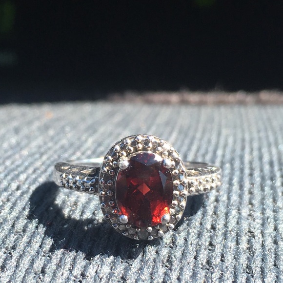 beautiful garnet ring real silver - Picture 1 of 3